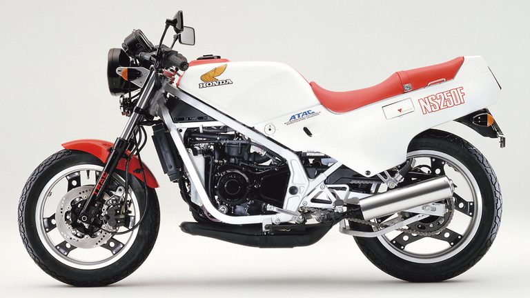 1984年の、HONDA NS250F】｜「街なかで乗るのはひたすら苦行…」しかし峠では性格が豹変！ 42年前のホンダの名車。滑からな形状のカウルが印象的だった［NS250R］