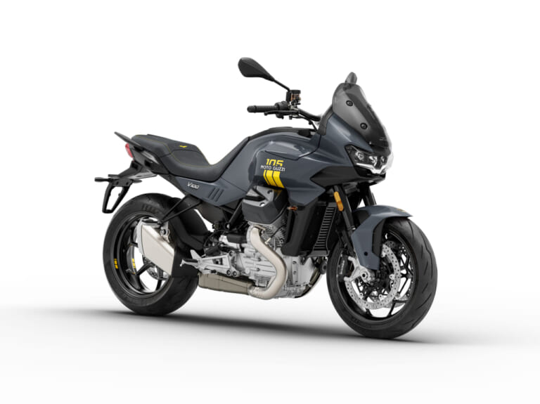 MOTO GUZZI V100 MANDELLO 105th ANNIVERSARY EDITION｜艶ありパールグレーに黄色のステッチ！縦置きVツインのモト・グッツィから、建築家グレッグ・リンの意匠を宿した「V7」「V100」など精鋭4モデル105周年限定記念車が登場【海外】