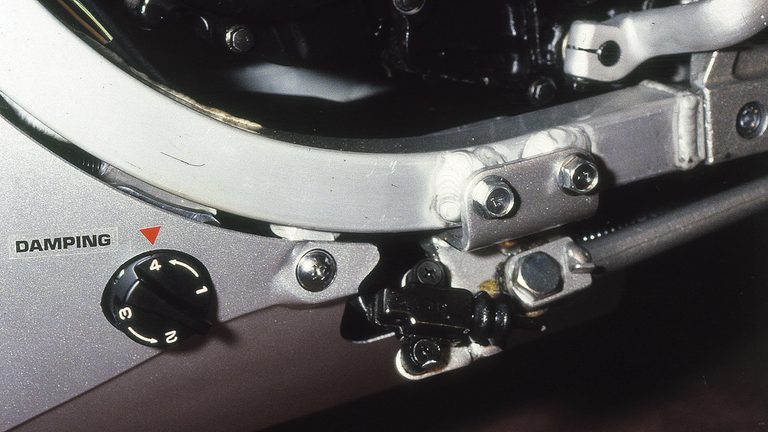 1984年に登場したカワサキのKR250のリヤショックの減衰力調整ダイヤル｜「80年代デザインが今見ると新鮮…」42年前に登場したカワサキの名車。変態的すぎるメカニズムを採用し、今もカルト的な人気を持つ［KR250］を紹介