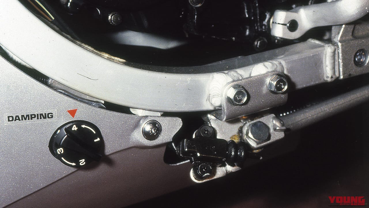 1984年に登場したカワサキのKR250のリヤショックの減衰力調整ダイヤル｜「80年代デザインが今見ると新鮮…」42年前に登場したカワサキの名車。変態的すぎるメカニズムを採用し、今もカルト的な人気を持つ［KR250］を紹介