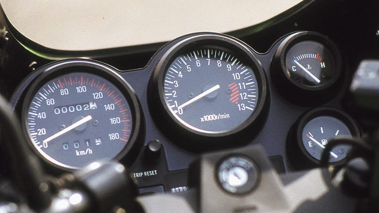 1984年に登場したカワサキのKR250のメーター類｜「80年代デザインが今見ると新鮮…」42年前に登場したカワサキの名車。変態的すぎるメカニズムを採用し、今もカルト的な人気を持つ［KR250］を紹介