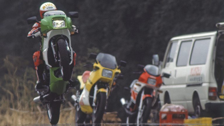 1984年に登場したカワサキのKR250｜「80年代デザインが今見ると新鮮…」42年前に登場したカワサキの名車。変態的すぎるメカニズムを採用し、今もカルト的な人気を持つ［KR250］を紹介