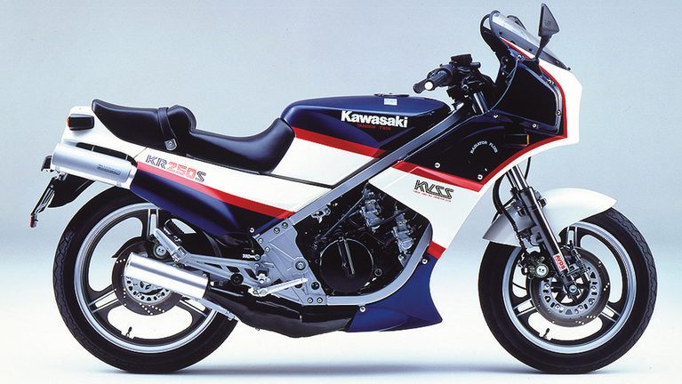 【1985 KAWASAKI KR250S】｜「80年代デザインが今見ると新鮮…」42年前に登場したカワサキの名車。変態的すぎるメカニズムを採用し、今もカルト的な人気を持つ［KR250］を紹介