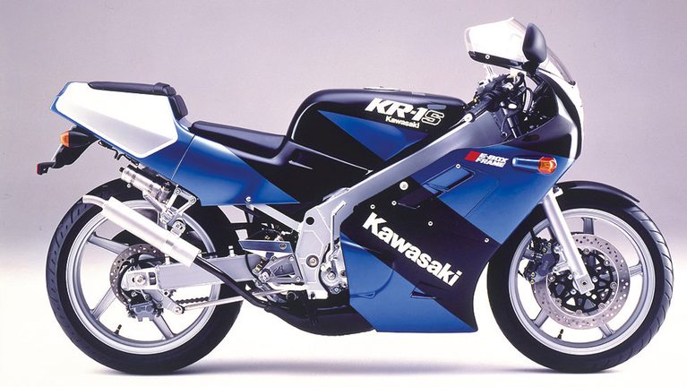 【1989 KAWASAKI KR-1S】｜「80年代デザインが今見ると新鮮…」42年前に登場したカワサキの名車。変態的すぎるメカニズムを採用し、今もカルト的な人気を持つ［KR250］を紹介