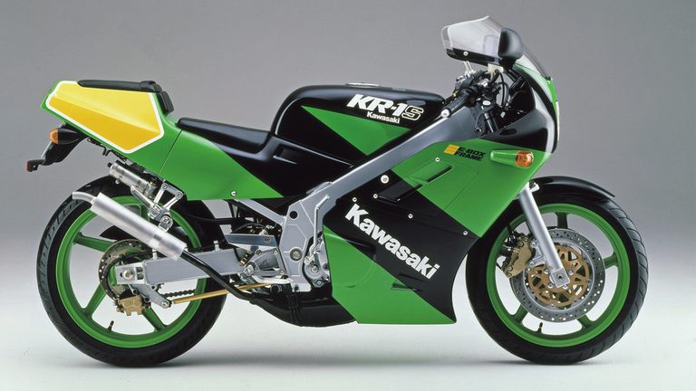 【1989 KAWASAKI KR-1R】｜「80年代デザインが今見ると新鮮…」42年前に登場したカワサキの名車。変態的すぎるメカニズムを採用し、今もカルト的な人気を持つ［KR250］を紹介