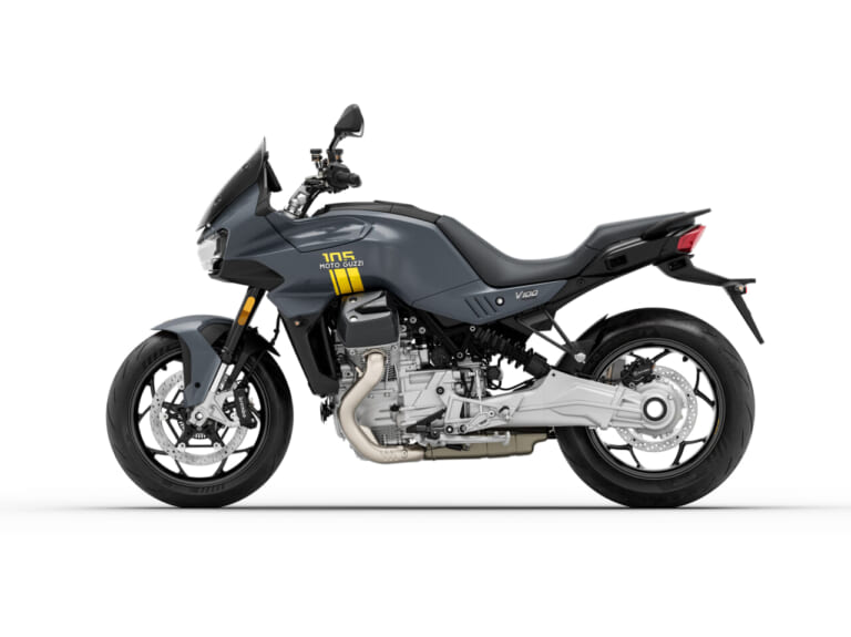 MOTO GUZZI V100 MANDELLO 105th ANNIVERSARY EDITION｜艶ありパールグレーに黄色のステッチ！縦置きVツインのモト・グッツィから、建築家グレッグ・リンの意匠を宿した「V7」「V100」など精鋭4モデル105周年限定記念車が登場【海外】
