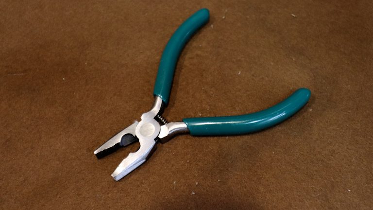 【工具は七変化】冬の指挟みよサラバ! ダイソーのペンチを削って専用チェーンプライヤーを自作する裏ワザ｜【工具は七変化】冬の指挟みよサラバ! ダイソーのペンチを削って専用チェーンプライヤーを自作する裏ワザ