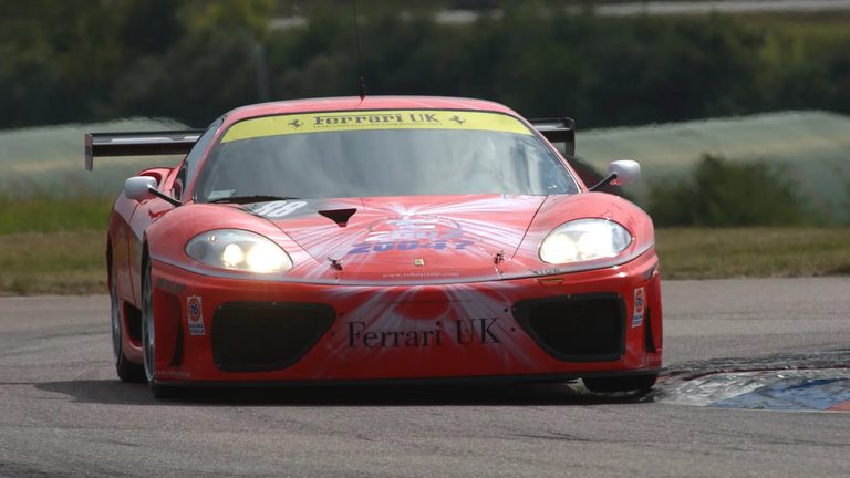 サーキットを走る、フェラーリ360 N-GT｜「初めてのフェラーリとして飛ぶように売れた」それまでの常識を破った360モデナ。これをベースにしたレーシングモデルが、納得の指し値でオークションに出品