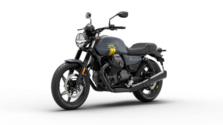 MOTO GUZZI V7 STONE 105th ANNIVERSARY EDITION|艶ありパールグレーに黄色のステッチ!縦置きVツインのモト・グッツィから、建築家グレッグ・リンの意匠を宿した「V7」「V100」など精鋭4モデル105周年限定記念車が登場【海外】