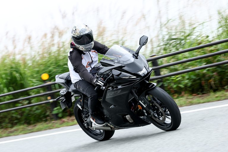 ヤマハYZF-R7|ヤマハYZF-R7【大幅アップデートで電脳強化、車体改良、よりイケメンに!】全日本ライダー岡崎静夏が試乗