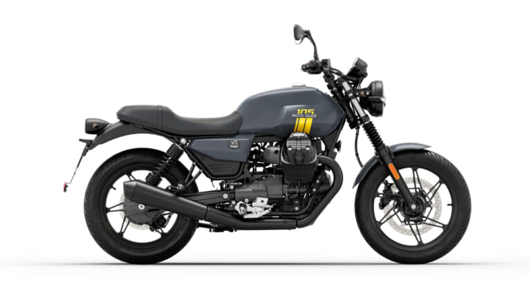 MOTO GUZZI V7 STONE 105th ANNIVERSARY EDITION｜艶ありパールグレーに黄色のステッチ！縦置きVツインのモト・グッツィから、建築家グレッグ・リンの意匠を宿した「V7」「V100」など精鋭4モデル105周年限定記念車が登場【海外】