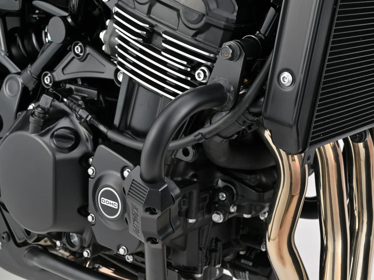 |Z900RSオーナー朗報! デイトナの大定番「パイプエンジンガード」がリニューアル。新型&2027年モデルまでまるっとカバー!
