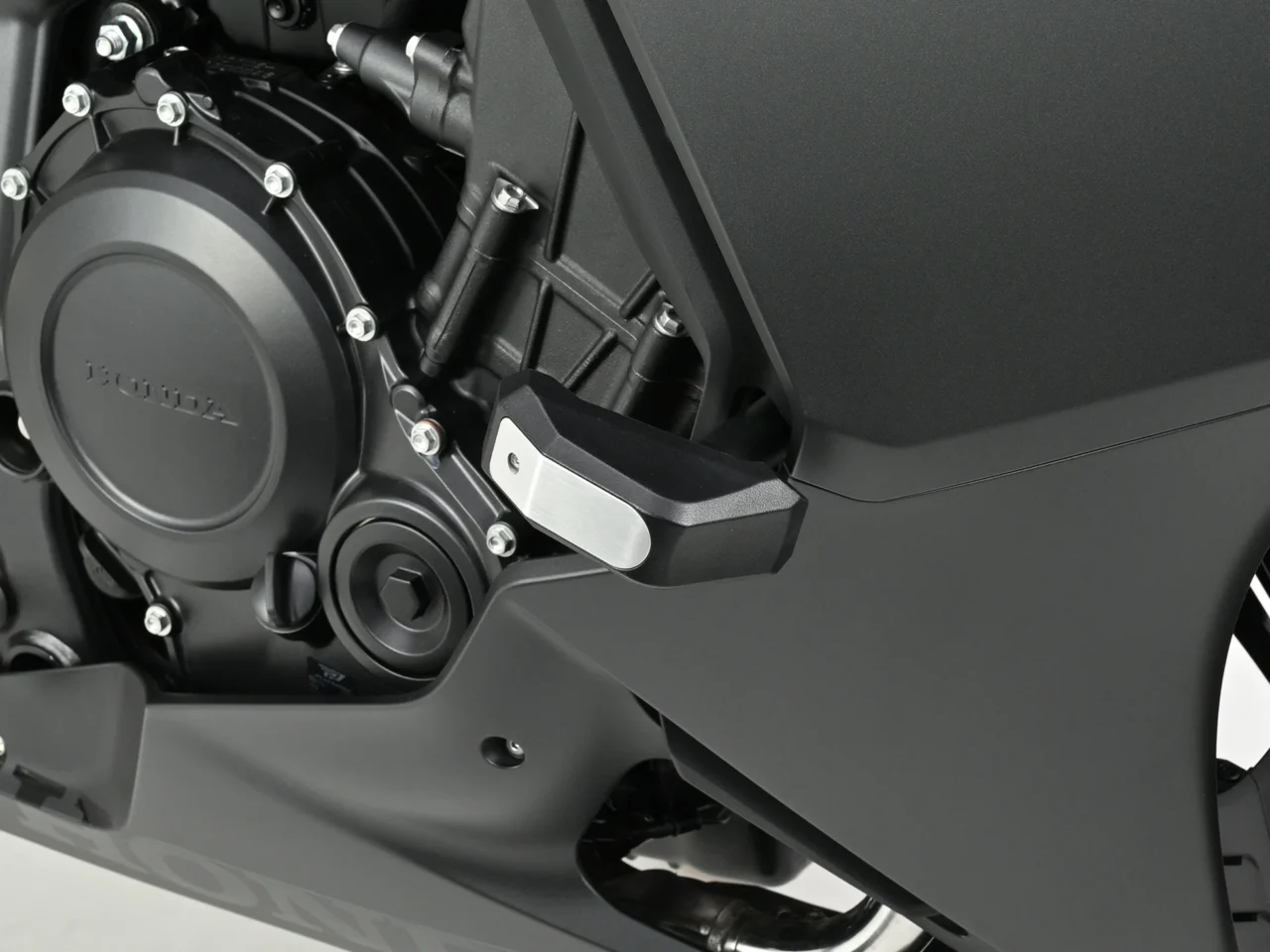 CBR400R FOUR E-Clutch エンジンプロテクター|「CBR400R FOUR E-Clutch」オーナー必見!デイトナから早くも万が一の転倒に備える「エンジンプロテクター」2種類が登場!
