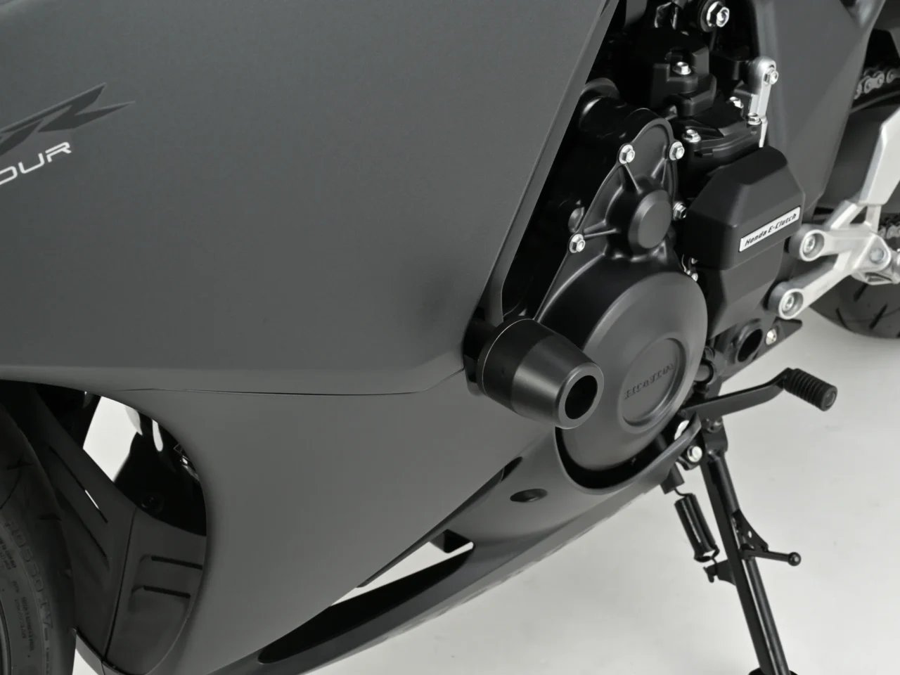 CBR400R FOUR E-Clutch エンジンプロテクター|「CBR400R FOUR E-Clutch」オーナー必見!デイトナから早くも万が一の転倒に備える「エンジンプロテクター」2種類が登場!