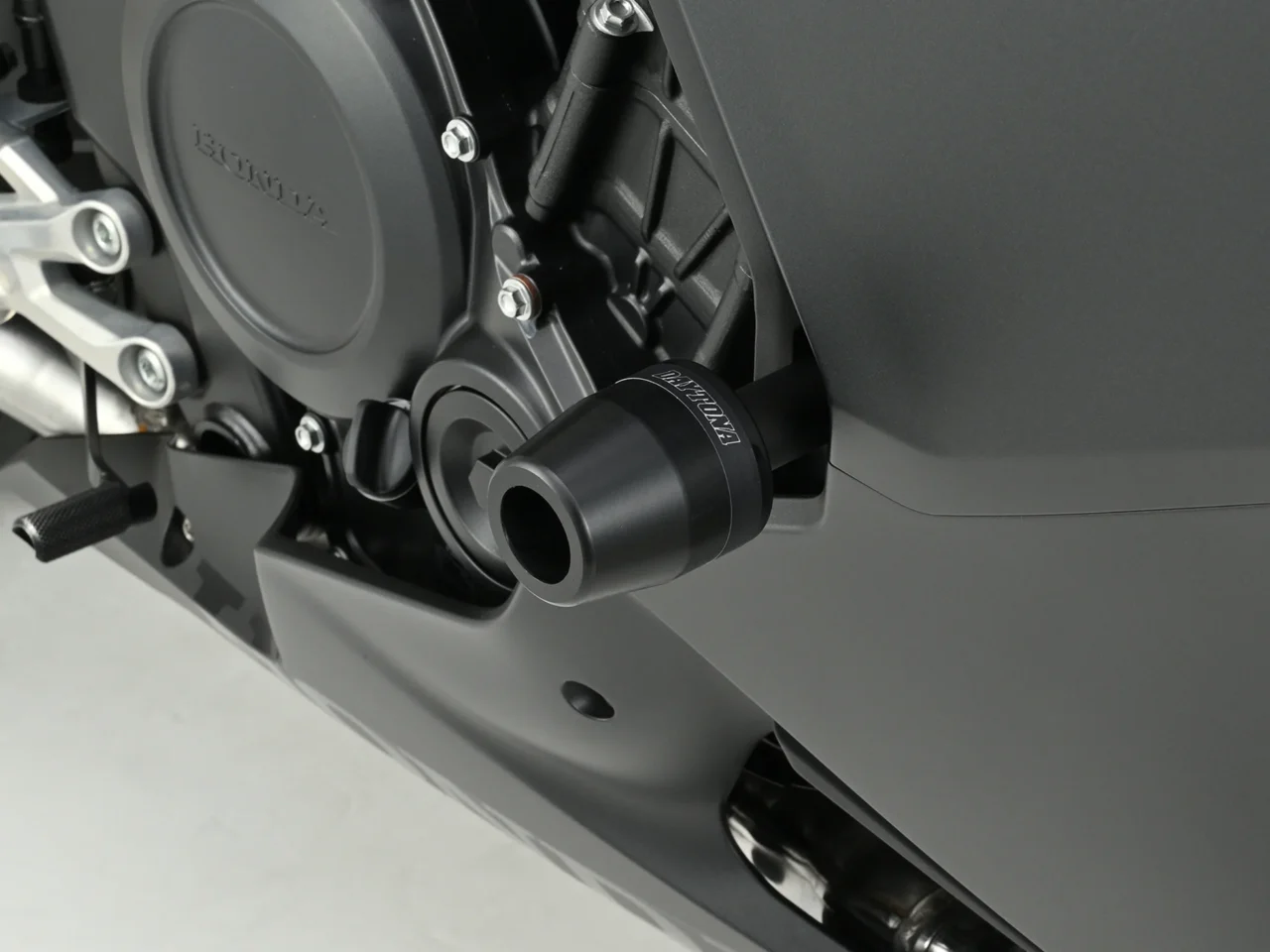 CBR400R FOUR E-Clutch エンジンプロテクター|「CBR400R FOUR E-Clutch」オーナー必見!デイトナから早くも万が一の転倒に備える「エンジンプロテクター」2種類が登場!