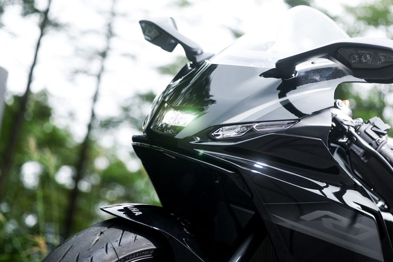 ヤマハYZF-R7|ヤマハYZF-R7【大幅アップデートで電脳強化、車体改良、よりイケメンに!】全日本ライダー岡崎静夏が試乗