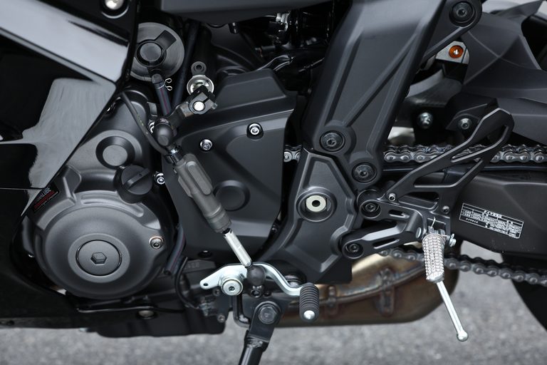 ヤマハYZF-R7|ヤマハYZF-R7【大幅アップデートで電脳強化、車体改良、よりイケメンに!】全日本ライダー岡崎静夏が試乗