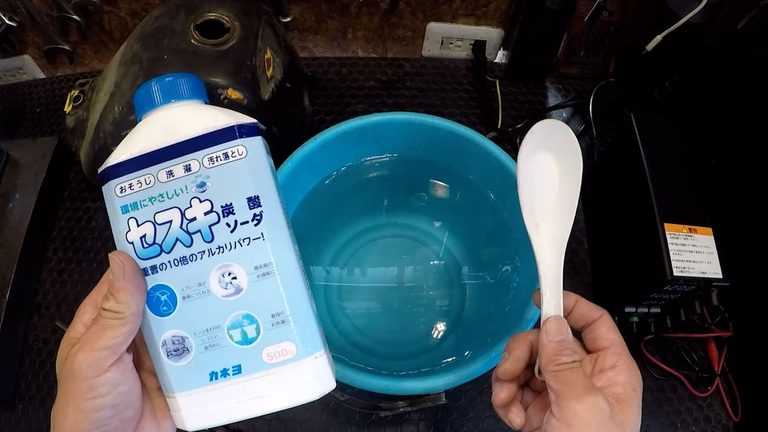 【コスト50円】サビ取りケミカル不要! セスキ炭酸ソーダと電気の力で「ヤマハ ポッケ」のガソリンタンクを劇的再生した実験記録｜【コスト50円】サビ取りケミカル不要! セスキ炭酸ソーダと電気の力で「ヤマハ ポッケ」のガソリンタンクを劇的再生した実験記録