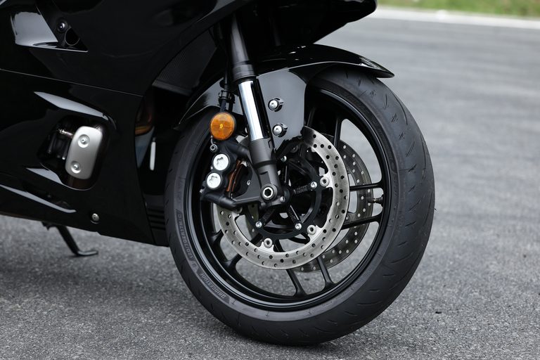 ヤマハYZF-R7|ヤマハYZF-R7【大幅アップデートで電脳強化、車体改良、よりイケメンに!】全日本ライダー岡崎静夏が試乗