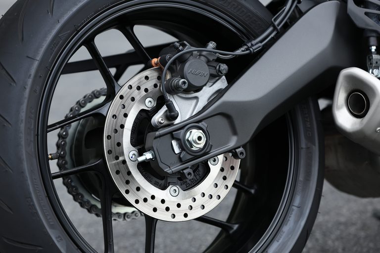 ヤマハYZF-R7|ヤマハYZF-R7【大幅アップデートで電脳強化、車体改良、よりイケメンに!】全日本ライダー岡崎静夏が試乗