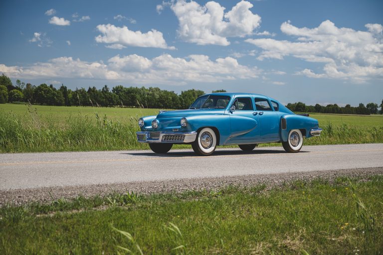 1948年製タッカー'48｜「一体なぜ…」国をも巻き込んだ妨害工作でわずか51台で消えた…。極めてレアな丸目3灯のフロントマスク。流線型ボディが美しい70年前の革新的名車［タッカー’48］を紹介