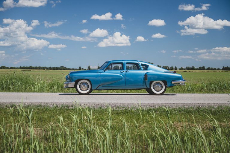 1948年製タッカー'48の左サイドビュー｜「一体なぜ…」国をも巻き込んだ妨害工作でわずか51台で消えた…。極めてレアな丸目3灯のフロントマスク。流線型ボディが美しい70年前の革新的名車［タッカー’48］を紹介