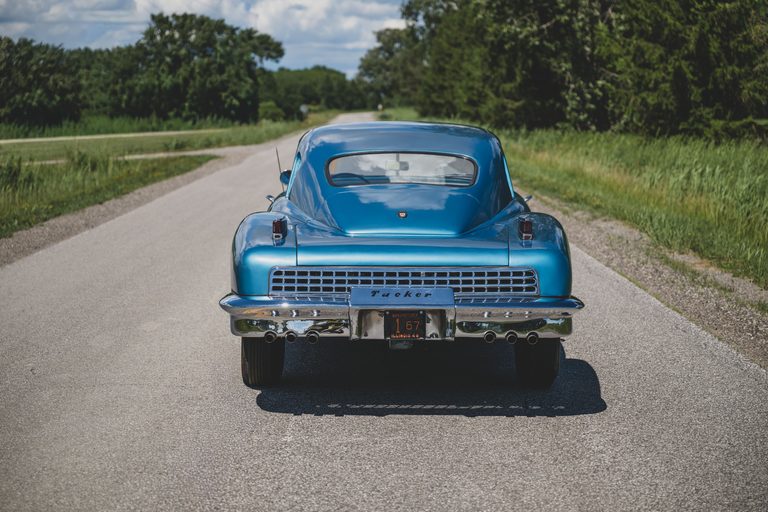 1948年製タッカー'48のリアビュー｜「一体なぜ…」国をも巻き込んだ妨害工作でわずか51台で消えた…。極めてレアな丸目3灯のフロントマスク。流線型ボディが美しい70年前の革新的名車［タッカー’48］を紹介