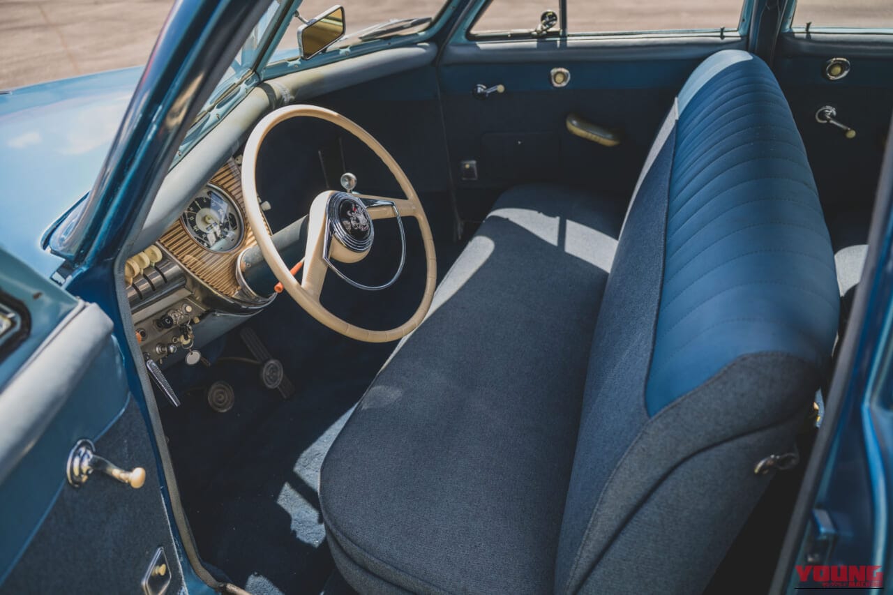 1948年製タッカー'48のフロントシートと運転席｜「一体なぜ…」国をも巻き込んだ妨害工作でわずか51台で消えた…。極めてレアな丸目3灯のフロントマスク。流線型ボディが美しい70年前の革新的名車［タッカー’48］を紹介