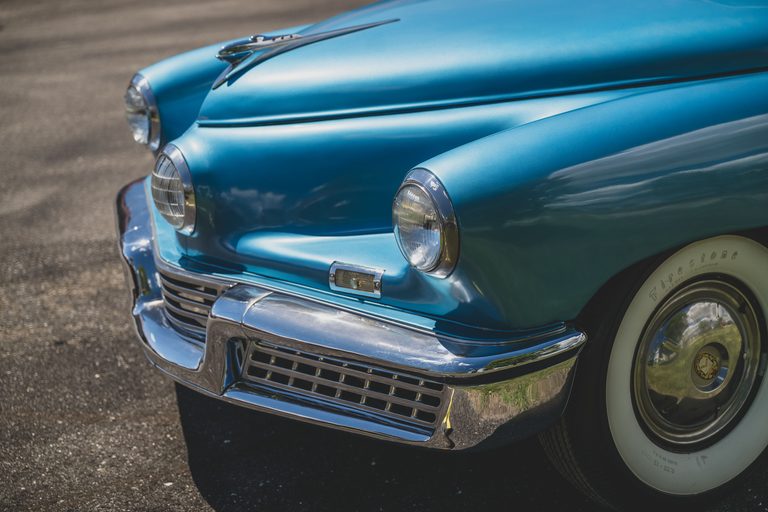 1948年製タッカー'48のフロントマスク｜「一体なぜ…」国をも巻き込んだ妨害工作でわずか51台で消えた…。極めてレアな丸目3灯のフロントマスク。流線型ボディが美しい70年前の革新的名車［タッカー’48］を紹介