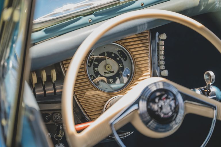 1948年製タッカー'48のステアリングとインパネ｜「一体なぜ…」国をも巻き込んだ妨害工作でわずか51台で消えた…。極めてレアな丸目3灯のフロントマスク。流線型ボディが美しい70年前の革新的名車［タッカー’48］を紹介