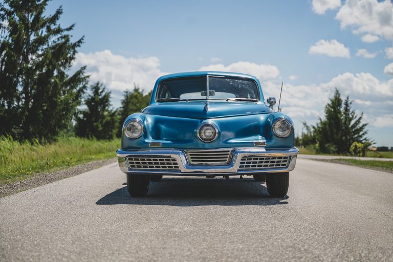 1948年製タッカー'48のフロントマスク｜「一体なぜ…」国をも巻き込んだ妨害工作でわずか51台で消えた…。極めてレアな丸目3灯のフロントマスク。流線型ボディが美しい70年前の革新的名車［タッカー’48］を紹介
