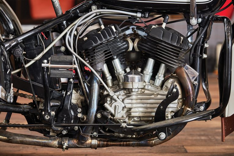 1949年製のハーレーダビッドソンのサービスカーベースのポリスバイクのエンジン部分｜なんと…「94年前に誕生」ハーレーの三輪モデル。今の時代にはない剥き出しの機能美が印象的！ 警察車両として重宝されたユニークな特性を解説。