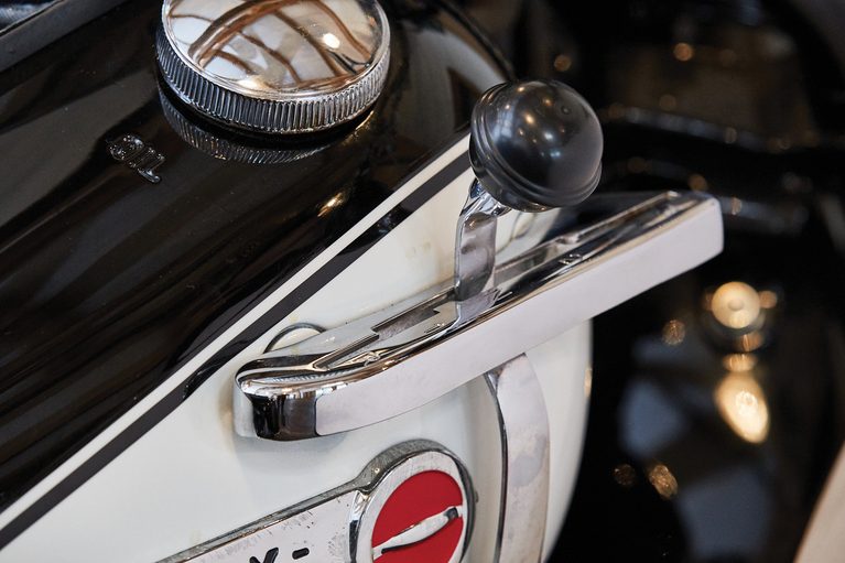 1949年製のハーレーダビッドソンのサービスカーベースのポリスバイクのシフトレバー｜なんと…「94年前に誕生」ハーレーの三輪モデル。今の時代にはない剥き出しの機能美が印象的！ 警察車両として重宝されたユニークな特性を解説。