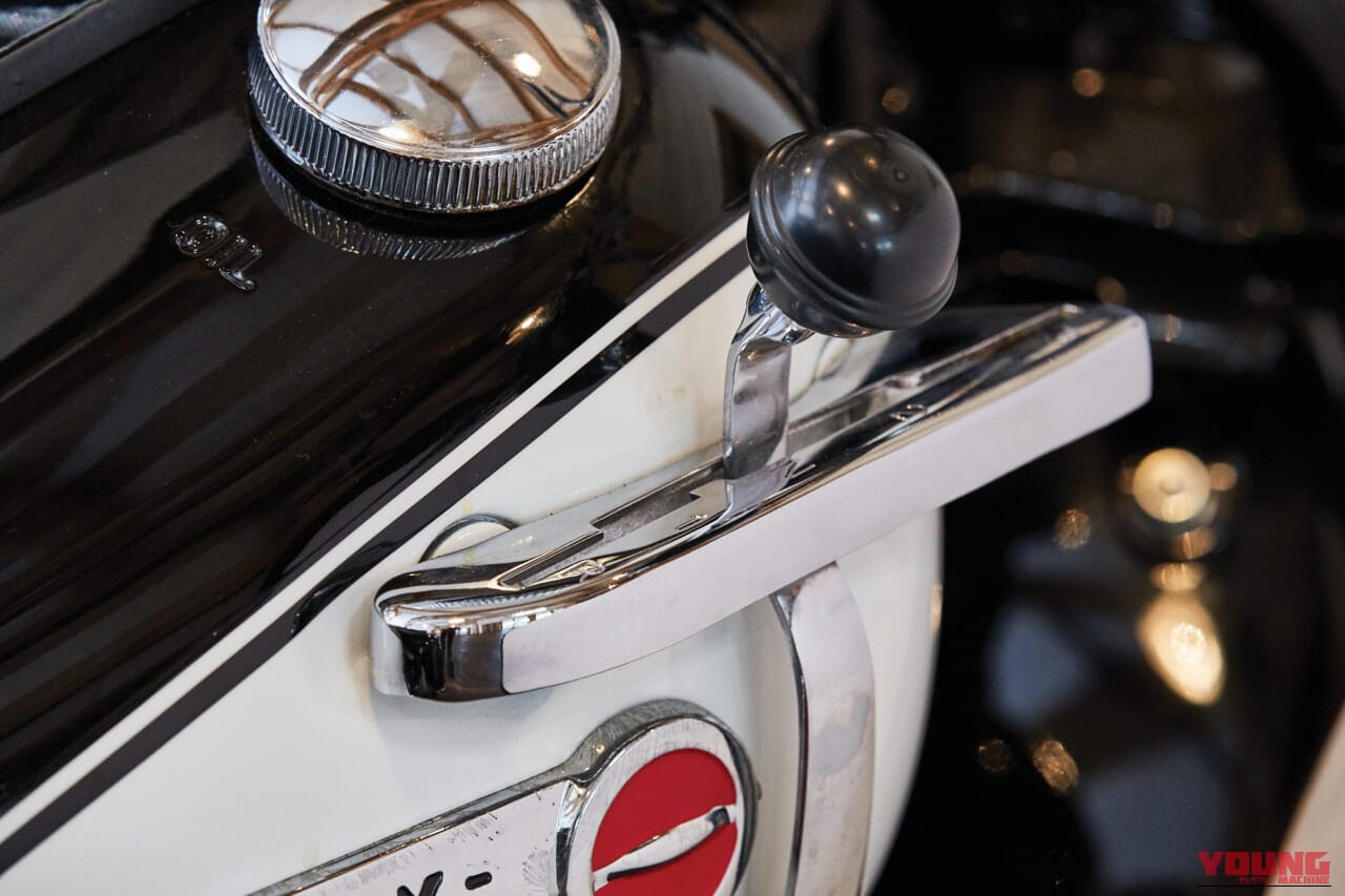 1949年製のハーレーダビッドソンのサービスカーベースのポリスバイクのシフトレバー|なんと…「94年前に誕生」ハーレーの三輪モデル。今の時代にはない剥き出しの機能美が印象的! 警察車両として重宝されたユニークな特性を解説。