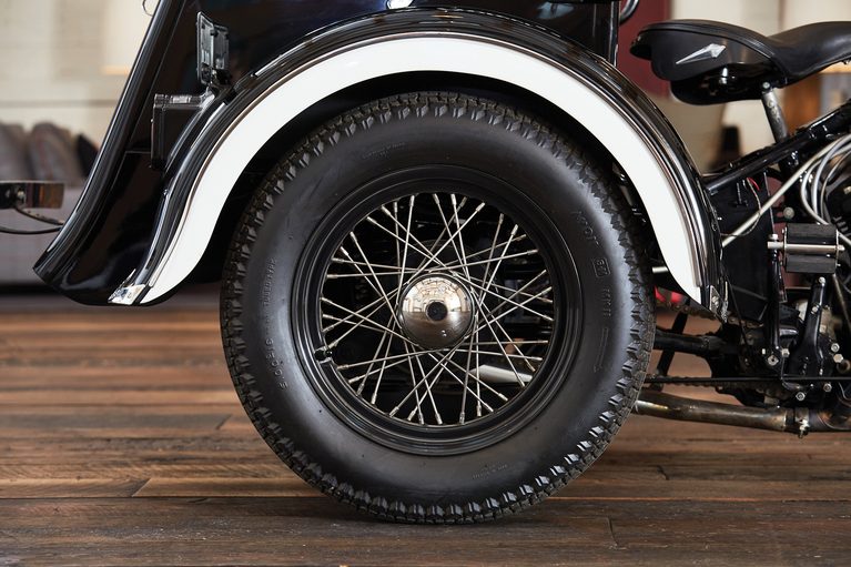 1949年製のハーレーダビッドソンのサービスカーベースのポリスバイクの後輪｜なんと…「94年前に誕生」ハーレーの三輪モデル。今の時代にはない剥き出しの機能美が印象的！ 警察車両として重宝されたユニークな特性を解説。