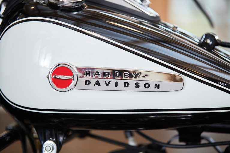 1949年製のハーレーダビッドソンのサービスカーベースのポリスバイクの、タンクサイドにあるエンブレム｜なんと…「94年前に誕生」ハーレーの三輪モデル。今の時代にはない剥き出しの機能美が印象的！ 警察車両として重宝されたユニークな特性を解説。