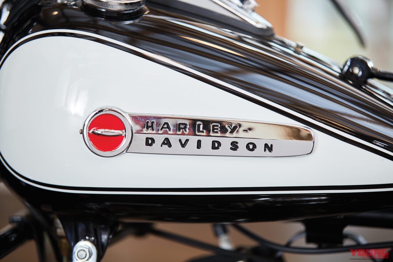 1949年製のハーレーダビッドソンのサービスカーベースのポリスバイクの、タンクサイドにあるエンブレム|なんと…「94年前に誕生」ハーレーの三輪モデル。今の時代にはない剥き出しの機能美が印象的! 警察車両として重宝されたユニークな特性を解説。