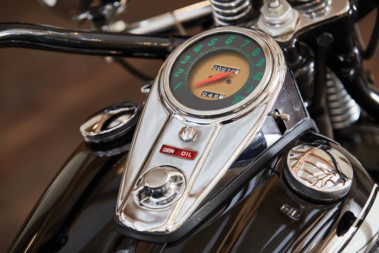 1949年製のハーレーダビッドソンのサービスカーベースのポリスバイクのメーター｜なんと…「94年前に誕生」ハーレーの三輪モデル。今の時代にはない剥き出しの機能美が印象的！ 警察車両として重宝されたユニークな特性を解説。