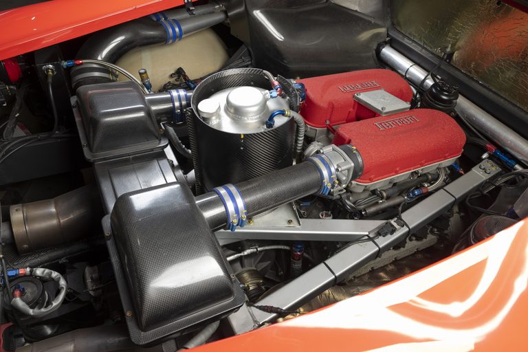 2001年製、フェラーリ360 N-GTのエンジンルーム｜「初めてのフェラーリとして飛ぶように売れた」それまでの常識を破った360モデナ。これをベースにしたレーシングモデルが、納得の指し値でオークションに出品