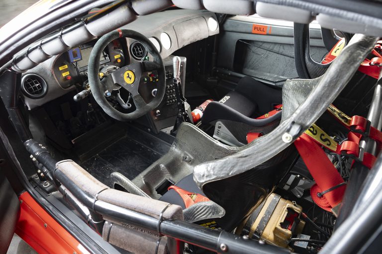 2001年製、フェラーリ360 N-GTのコックピット｜「初めてのフェラーリとして飛ぶように売れた」それまでの常識を破った360モデナ。これをベースにしたレーシングモデルが、納得の指し値でオークションに出品