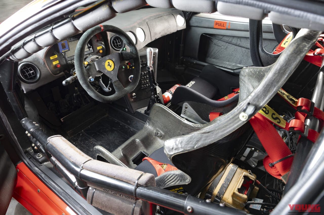 2001年製、フェラーリ360 N-GTのコックピット|「初めてのフェラーリとして飛ぶように売れた」それまでの常識を破った360モデナ。これをベースにしたレーシングモデルが、納得の指し値でオークションに出品