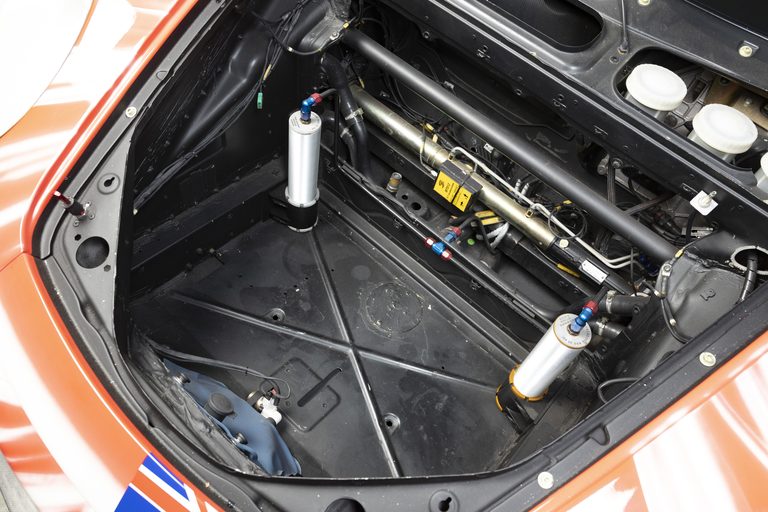 2001年製、フェラーリ360 N-GTの後部車内｜「初めてのフェラーリとして飛ぶように売れた」それまでの常識を破った360モデナ。これをベースにしたレーシングモデルが、納得の指し値でオークションに出品