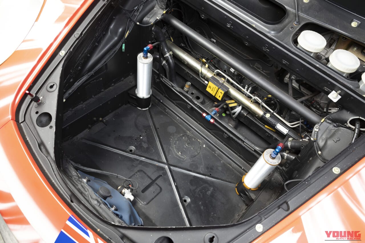 2001年製、フェラーリ360 N-GTの後部車内｜「初めてのフェラーリとして飛ぶように売れた」それまでの常識を破った360モデナ。これをベースにしたレーシングモデルが、納得の指し値でオークションに出品