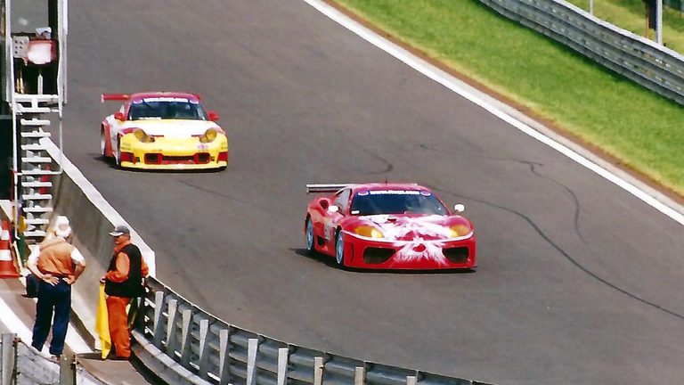 2003年のスパ・フランコルシャンでライバルのポルシェ911-GT3RSを従えるフェラーリ360 N-GT｜「初めてのフェラーリとして飛ぶように売れた」それまでの常識を破った360モデナ。これをベースにしたレーシングモデルが、納得の指し値でオークションに出品