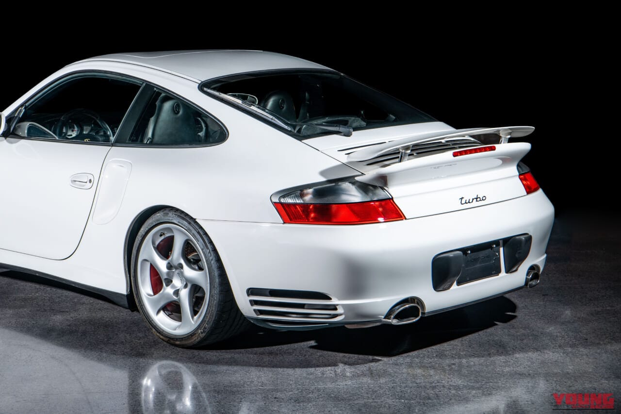 996型ポルシェ911ターボ X50のリアビュー｜「一見地味だが…狂気のファクトリーチューン」ちょっと引くほどの執念を感じるネオクラ ポルシェ。市場が血眼になって探す［911ターボ X50］の存在