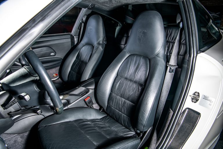 996型ポルシェ911ターボ X50のシート｜「一見地味だが…狂気のファクトリーチューン」ちょっと引くほどの執念を感じるネオクラ ポルシェ。市場が血眼になって探す［911ターボ X50］の存在