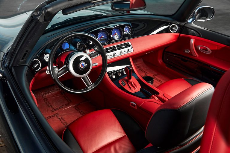 2002年にリリースされた、アルピナ・ロードスターV8の車内、コックピット周辺の写真｜「今見ても美しい…」誕生から24年を経ても色褪せない、レトロモダンなシルエットが印象的なモデル［アルピナ・ロードスターV8］を紹介
