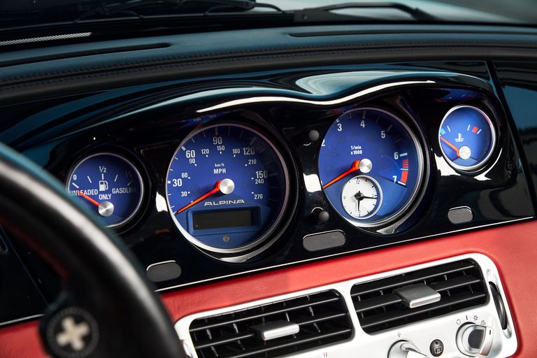 2002年にリリースされた、アルピナ・ロードスターV8のインパネ｜「今見ても美しい…」誕生から24年を経ても色褪せない、レトロモダンなシルエットが印象的なモデル［アルピナ・ロードスターV8］を紹介