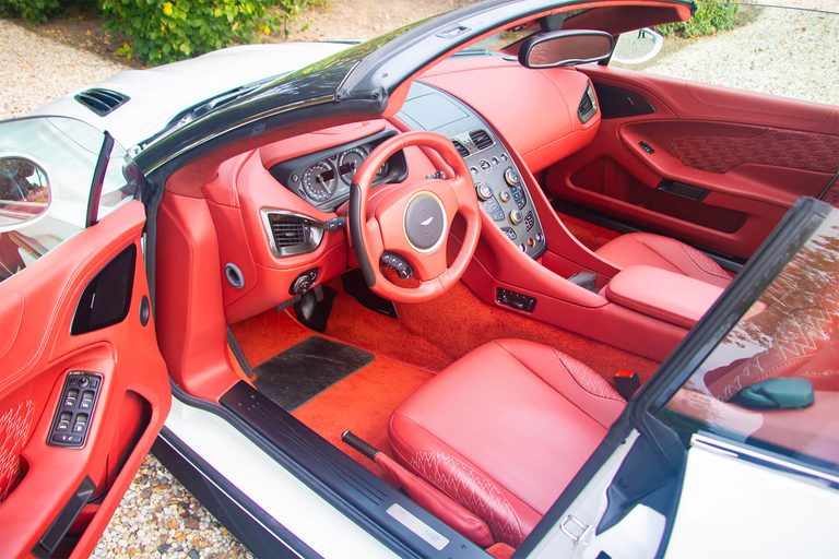 ヴァンキッシュ・ザガート・ヴォランテの車内｜「市場には滅多に出てこない」生産台数99台という超希少モデル。カッコいいモデルに仕上がっている［ヴァンキッシュ・ザガート・ヴォランテ］を紹介