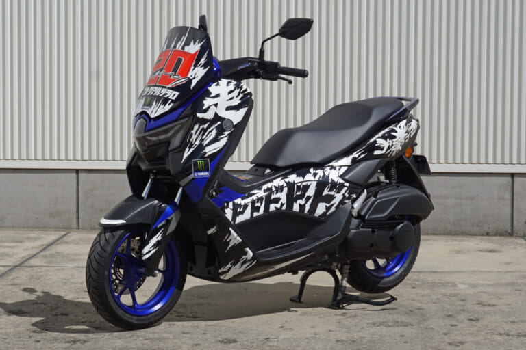 YAMAHA NMAX｜【MotoGP日本GP限定】世界最高峰のスピードと日本が誇る「漫画」カルチャーが融合! モビリティリゾートもてぎでNMAX特別パドックスクーターと現地限定Tシャツが登場